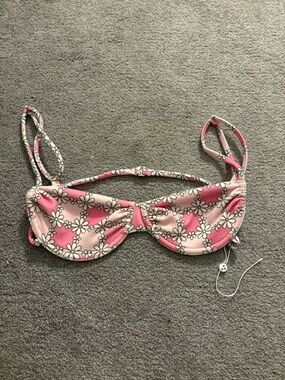 NWOT Frankie’s Bikinis Pink Daisy Bikini Top